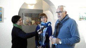 La artista Ana Cortés y el teniente alcalde de Cultura, Francisco Blázquez, en la inauguración de la exposición.