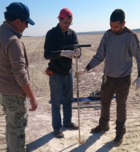 Investigadores sondeando las balsas de fosfoyesos.