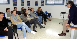 Las jugadoras del CB Conquero siguen las explicación del director del centro, José Manuel Moreno.