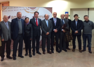 Vicente Fernández y María José Asensio junto a miembros de la juntad directiva de Aminer.