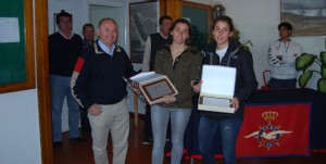 Carmen Dávila y Julia Dávila, con el presidente del RCMTPU, Jorge Díaz.