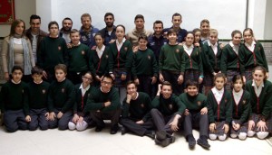 Jugadores del Recre posan con algunos de los alumnos del colegio.