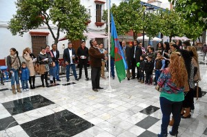 Izado de la bandera gitana en la plaza almonteña.