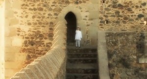 Una niña anima a 'pasar' para conocer el Castillo de Sancho IV.