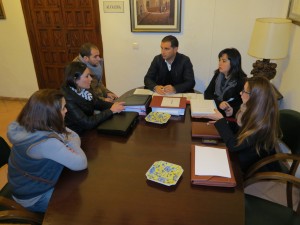 La directiva de la asociación presentando su proyecto en el Ayuntamiento de Moguer. 