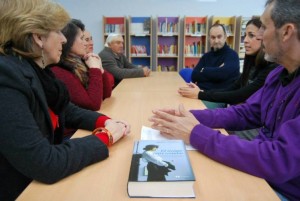 La novela 'El tiempo entre costuras' ha sido la novela protagonista de la I Tertulia Literaria en Hinojos. 