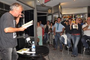 Eladio Orta durante una lectura poética. 