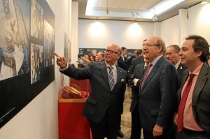 En la exposición se muestran los enseres más importantes de la Hermandad. 