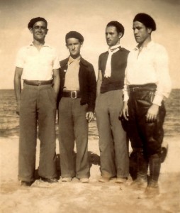 Antonio del Valle (Paterna del Campo) a la izquierda y tres amigos. Campo de Barcarès, primavera de 1939 (Col. Cristobalina del Valle).