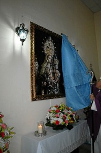 Cuadro y pequeño altar en la parroquia de San Rafael Arcángel.