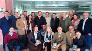 Foto de familia: Los homenajeados y el presidente están miembros de la junta directiva actual y otros miembros de la organización agraria.