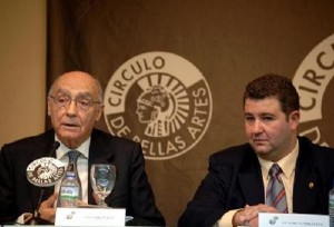 El periodista Javier Julio, junto al Nobel de Literatura José Saramago. / Foto: vocesdeldesierto.com.