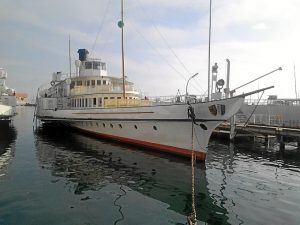 Javier restaura barcos de vapor de principios del siglo pasado.