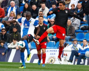 Montoro intenta hacerse con un balón en presencia de Sissoko. / Foto: José Navarro.