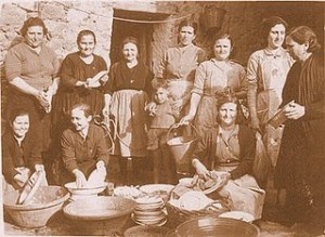 Un grupo de mujeres de antaño elaboran el guiso de matanza. / Foto: La despensita andaluza. 