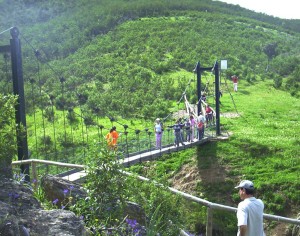 Puente colgante en el sendero del Chanza, zona fronteriza con Portugal.