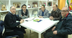 Un momento de la reunión de los representantes de la AOPD y el Ayuntamiento de Isla.