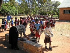 El momento en el que se reparte comida a los niños en el colegio. 