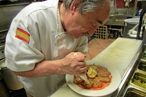 Felipe Pérez, del restaurante estadounidense Pata Negra, prepara unas tortillitas de gambas de Huelva.