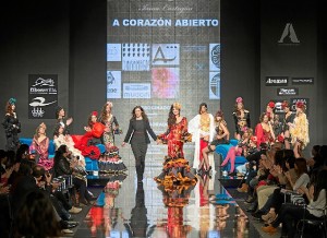 La diseñadora Inma Castrejón sale a saludar tras su desfile. / Foto: Antonio Lozano