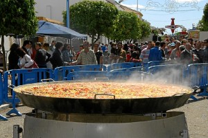 En las fallas de San Juan no falta la tradicional paella. 