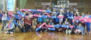 Una mañanad e baloncesto para los niños del colegio Tres de Agosto.