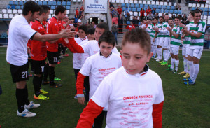 Los jugadores del Cartaya haciendo el pasillo a los benjamines.