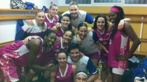 Las jugadoras del equipo onubense, felices en el vestuario tras ganar el partido. / Foto: www.cbconquero.es.