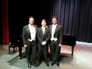 Los hermanos Carlos y Pablo García, con su pianista, en el Gran Teatro de Huelva. 