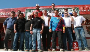 Los organizadores del evebto caratyero con los ganadores.