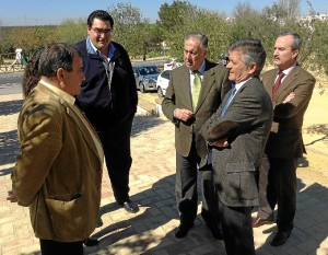 El subdelegado visitó las obras que se están llevando a cabo en Chucena.