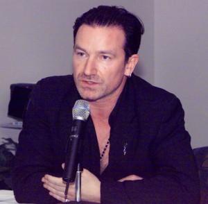 El cantante Bono, de U2. 