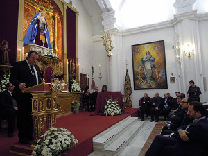 Fernando de la Torre en el atril exaltando la saeta