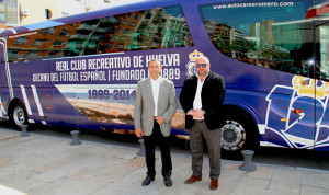 Los presidentes de la Diputación y del Recre, Ignacio Caraballo y Pablo Comas, respectivamente, delante del autobús del Decano.