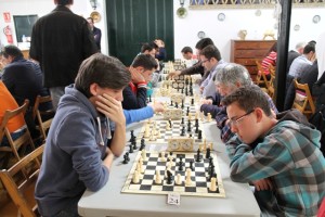 Casi cien jugadores tomaron parte en el torneo de ajedrez en Bollullos.