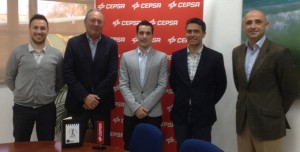 Foto protocolaria tras la firma del acuerdo entre Cepsa y el Recre IES La Orden.