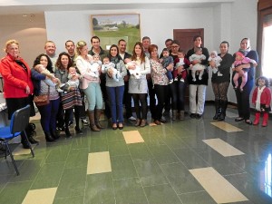 Foto de familia de la entrega del cheque bebé.