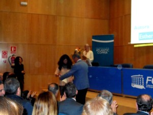 Momento de la entrega del premio a la ganadora del concurso de diseño del logo conmemorativo del 5º Aniversario de la entidad.