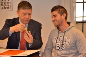 El alcalde entregando las llaves de la vivienda a un joven de la localidad. 