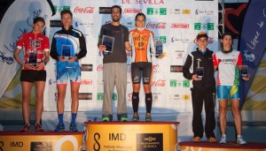 El podio con los primeros clasificados en categoría masculina y femenina.