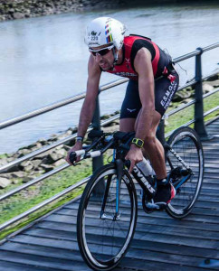 Emilio Martín, actual subcampeón del mundo de duatlón, participó en el tramo de ciclismo por equipos. / Foto; J. Losa.