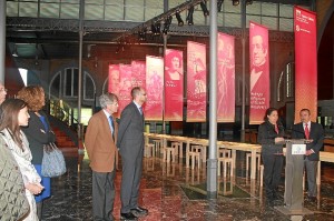 La presidenta del Puerto de Huelva, Manuela de Paz, y el comisario de la muestra José Luis Gozálvez estuvieron presentes en la inauguración. 