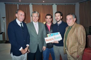 Acto de Gaspar Domínguez como presidente de Proyecto Hombre. En la foto aparecen de izda a derecha: Gaspar, B Garzón, Félix Rodríguez (director de nuestro Centro de Acogida), aparezco yo y Francisco Barroso que era el Secretario de la Fundación (la foto es de finales del 2004).