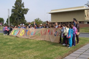 Niños sostienen una pancarta con motivo del Día Mundial del Agua.