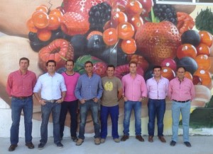 Los agricultores luceneros de Aloelux, Aloevega y Luxberry en las instalaciones de CoopHuelva. 