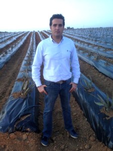 El agricultor onubense Romualdo Macias en su finca de San Bartolomé. 