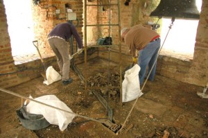 Voluntarios participando en la limpieza del campanario.