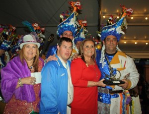 La delegada de festejos y la alcaldesa con la comparsa ganadora durante la entrega del premio.