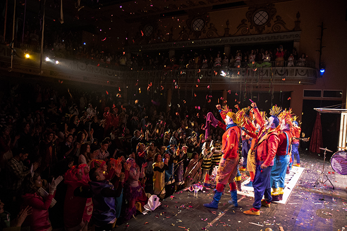 Los ganadores en la modalidad de Comparsa: 'Los Hippipankis', muy aplaudidos por el público. / Foto: Javier Losa