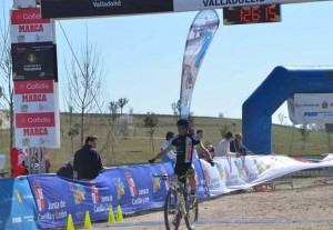 Javier Macía, entrando en la meta como ganador.